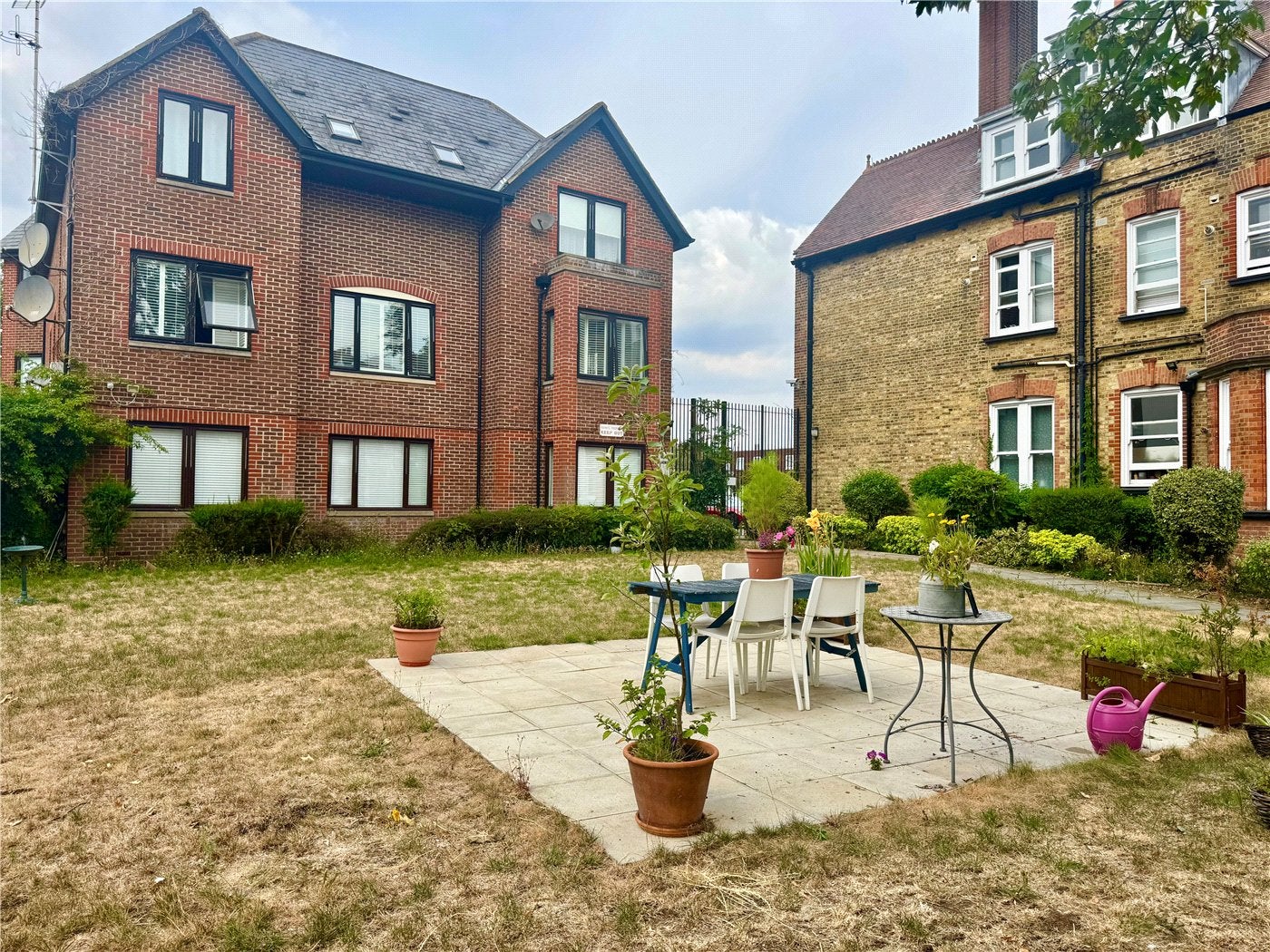 Flat Hillfield Avenue in Greater London