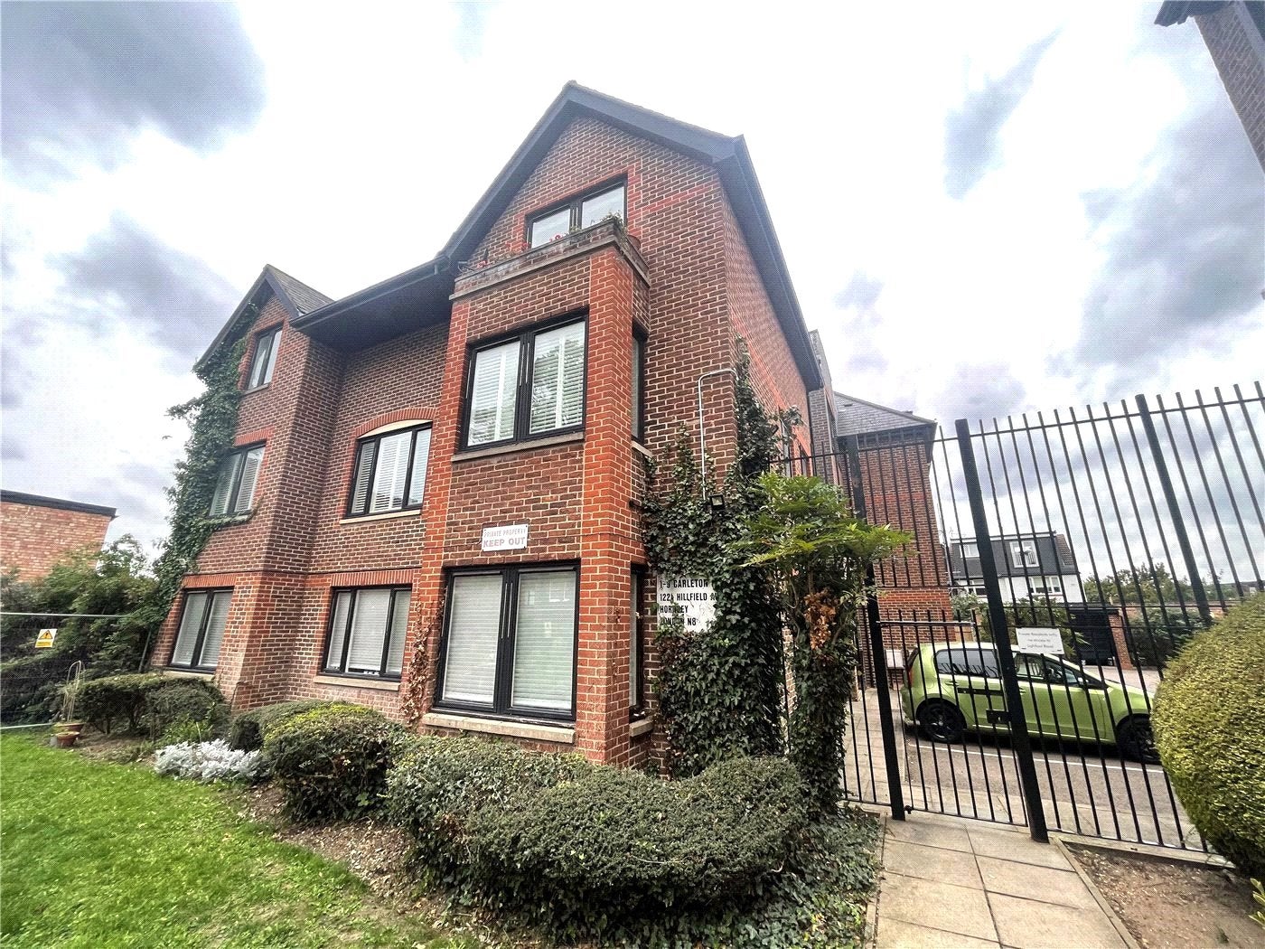Flat Hillfield Avenue in Greater London
