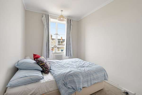 Flat Nightingale Lane in Greater London