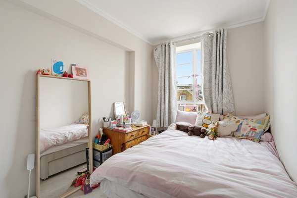 Flat Nightingale Lane in Greater London