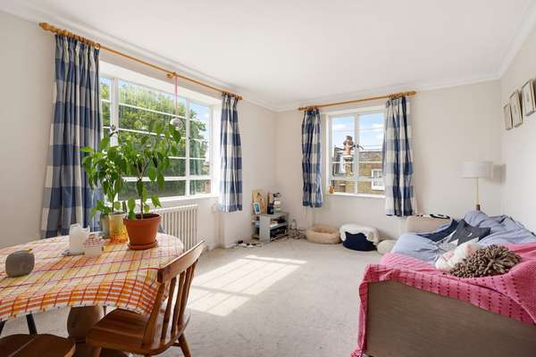 Flat Nightingale Lane in Greater London