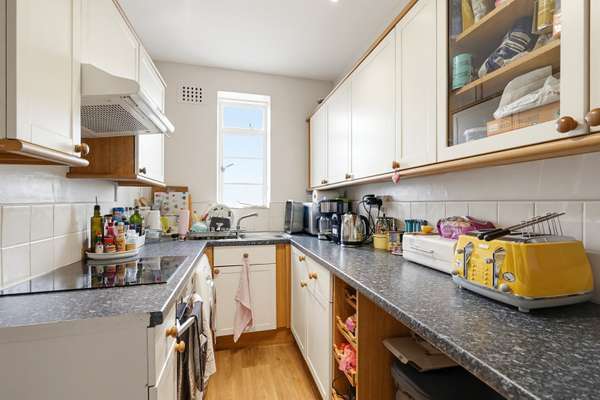 Flat Nightingale Lane in Greater London