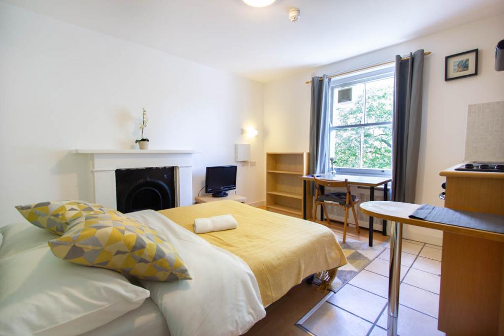 Flat Penywern Road in Greater London