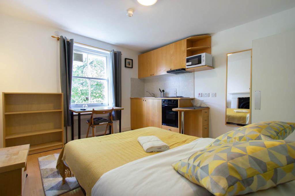 Flat Penywern Road in Greater London