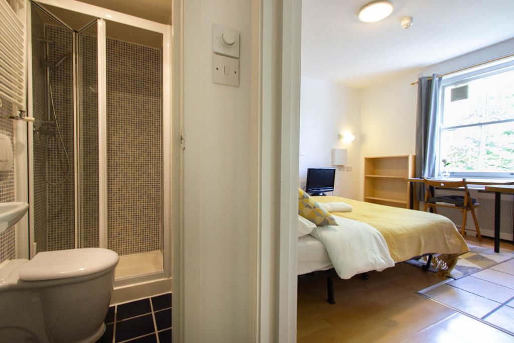 Flat Penywern Road in Greater London