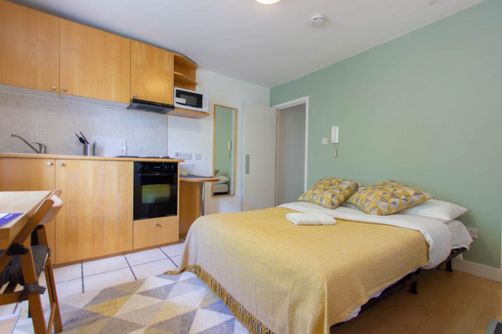 Flat Penywern Road in Greater London