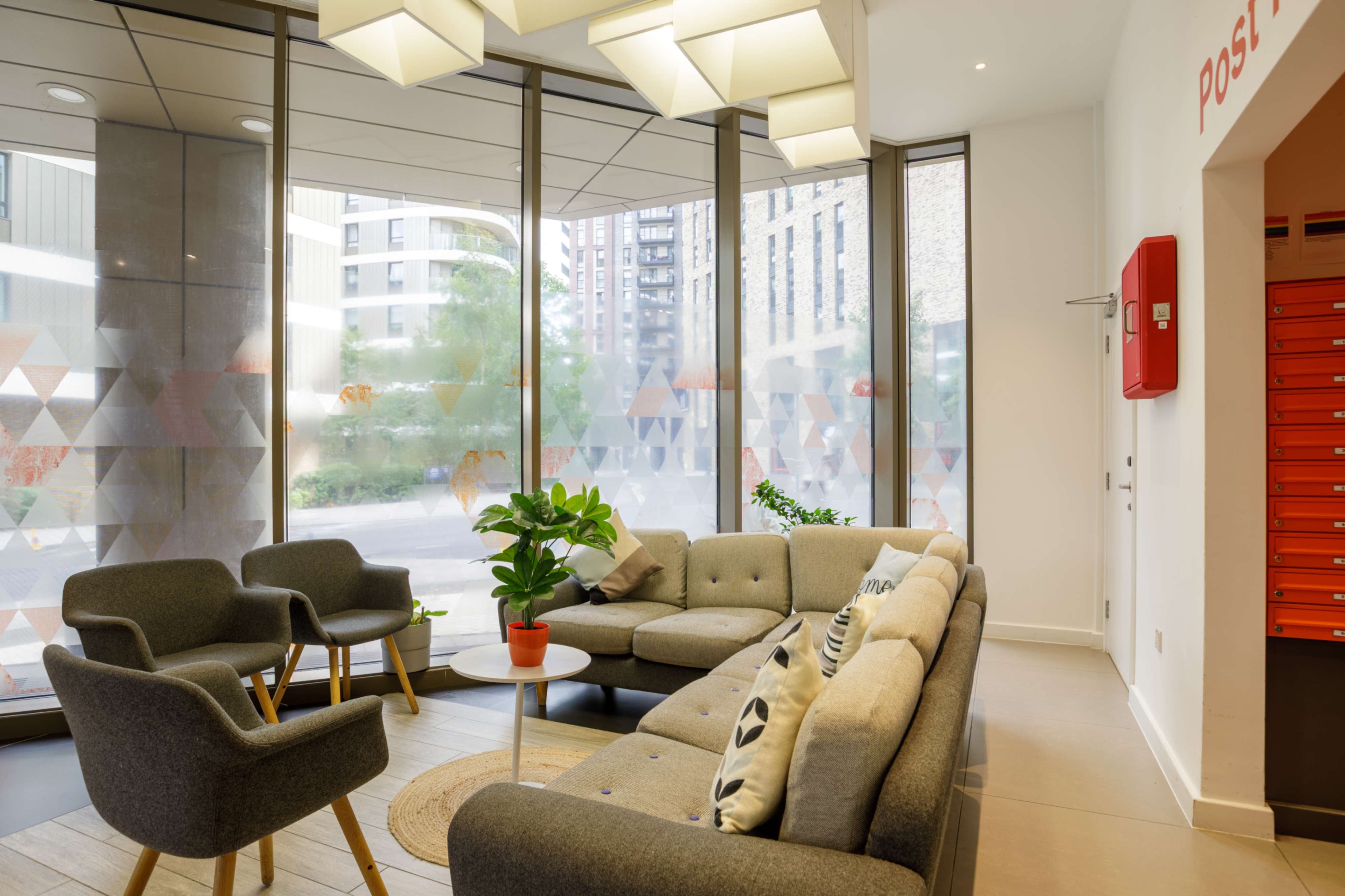 Room North End Road in Greater London