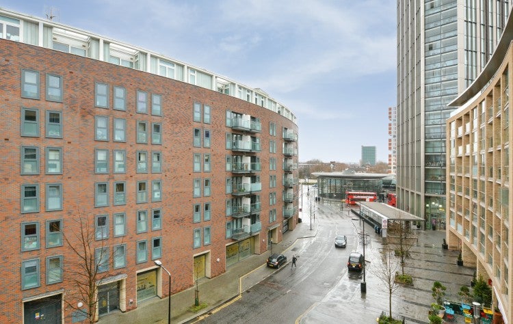 Flat Needleman Street in Greater London