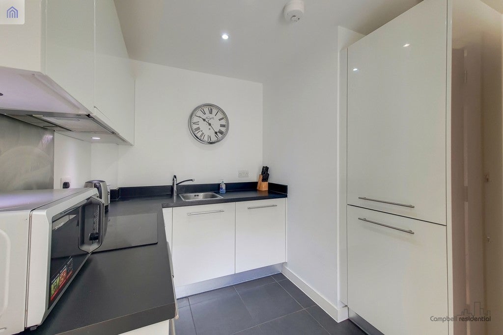 Flat Unwin Way in Greater London