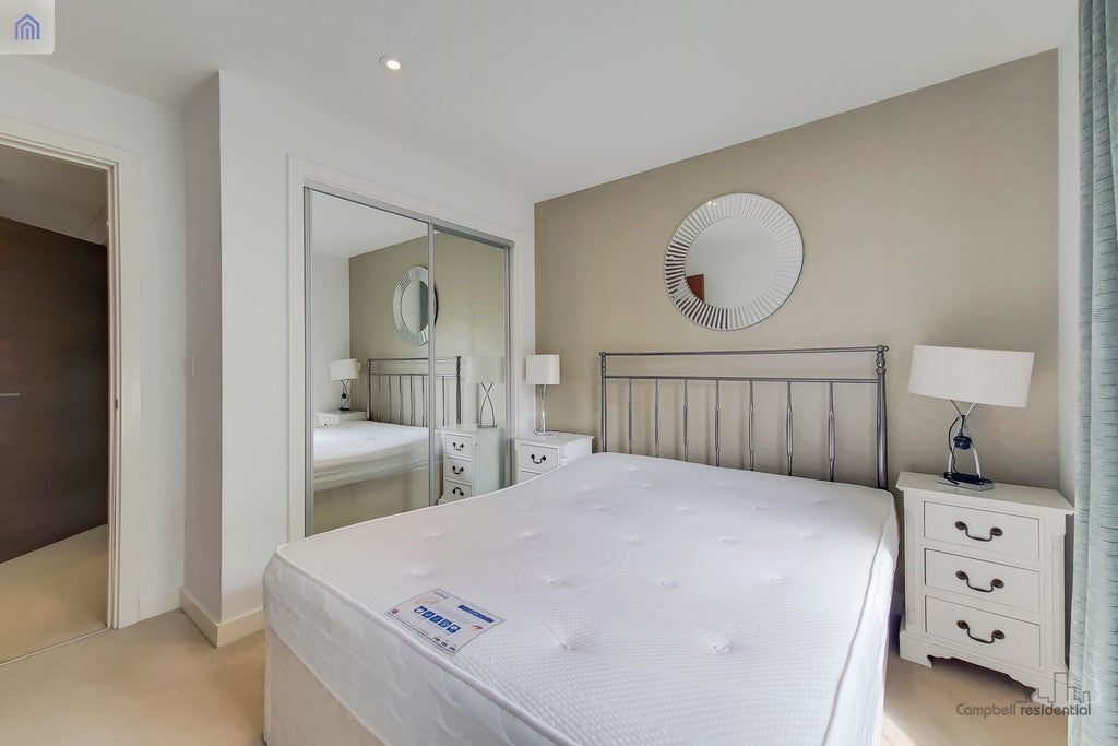 Flat Unwin Way in Greater London