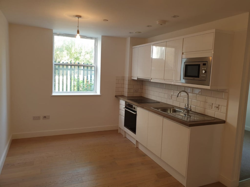 Flat Cricket Green in Greater London