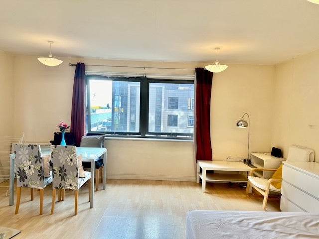 Flat Victoria Road in Greater London