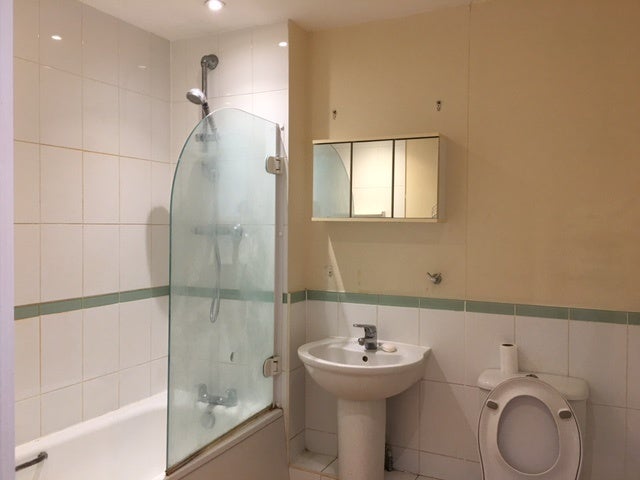 Flat Victoria Road in Greater London