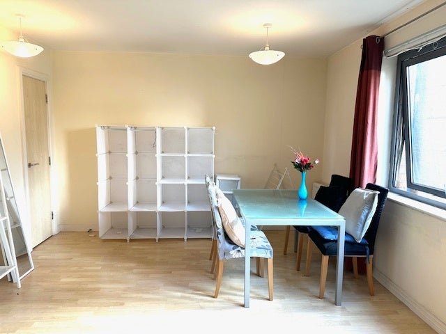 Flat Victoria Road in Greater London