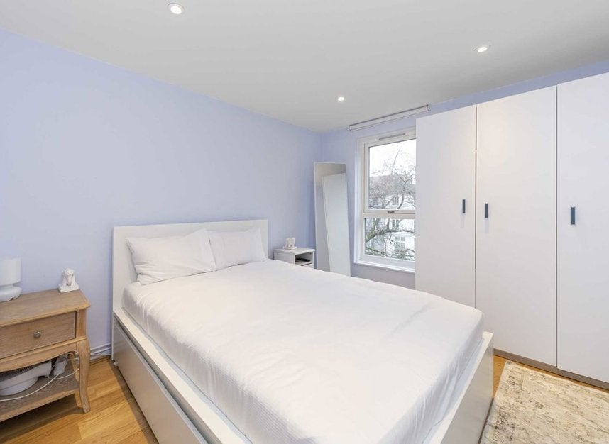 Flat Fernshaw Road in Greater London