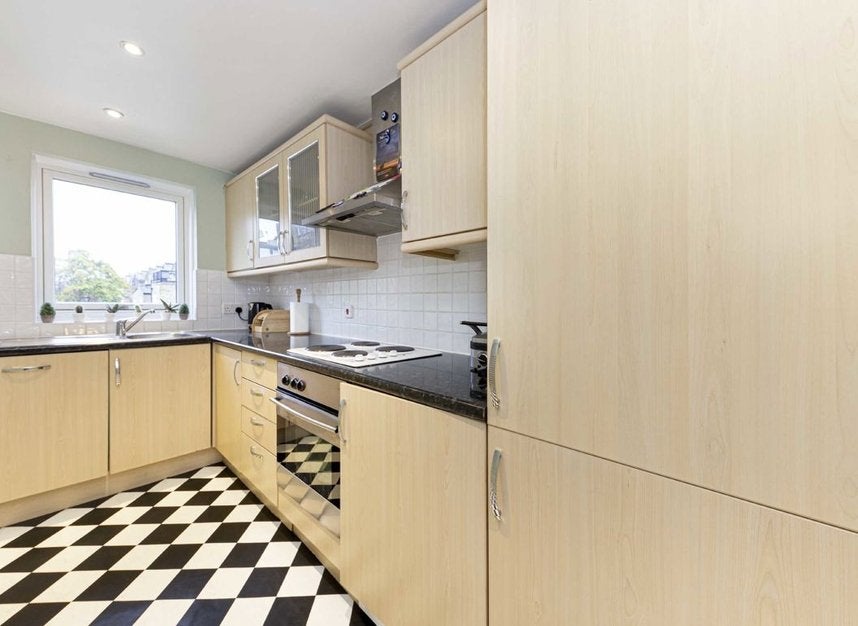Flat Fernshaw Road in Greater London