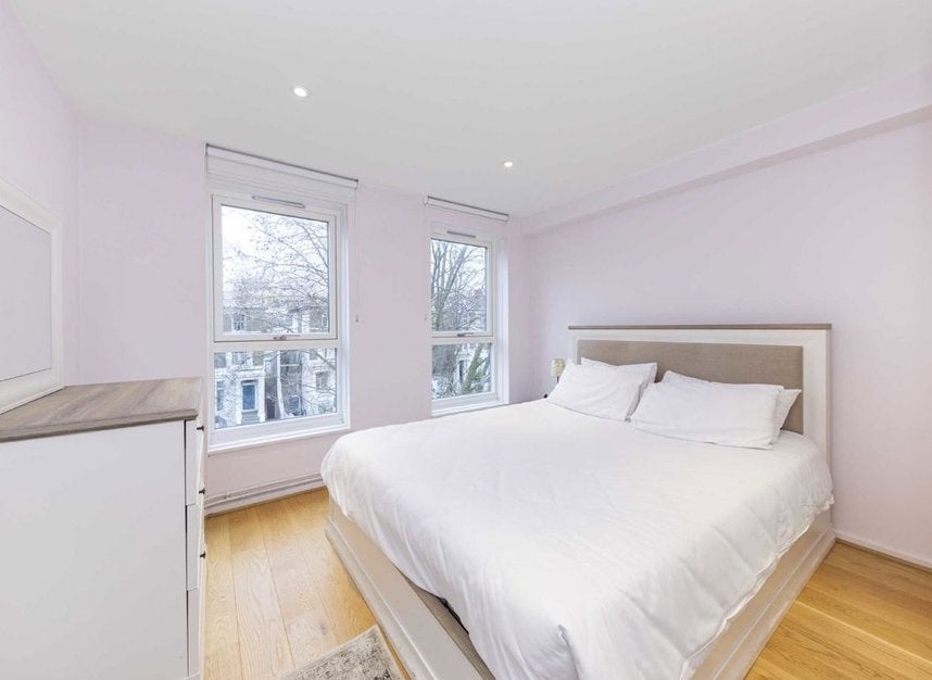 Flat Fernshaw Road in Greater London