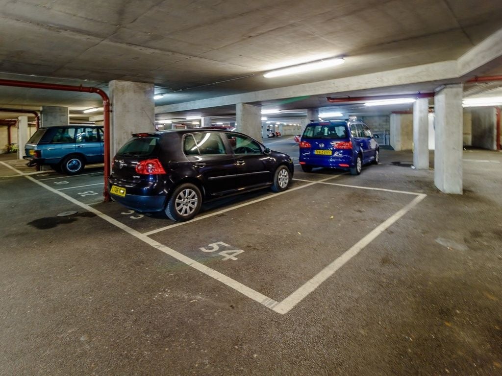 Flat Rookery Way in Greater London