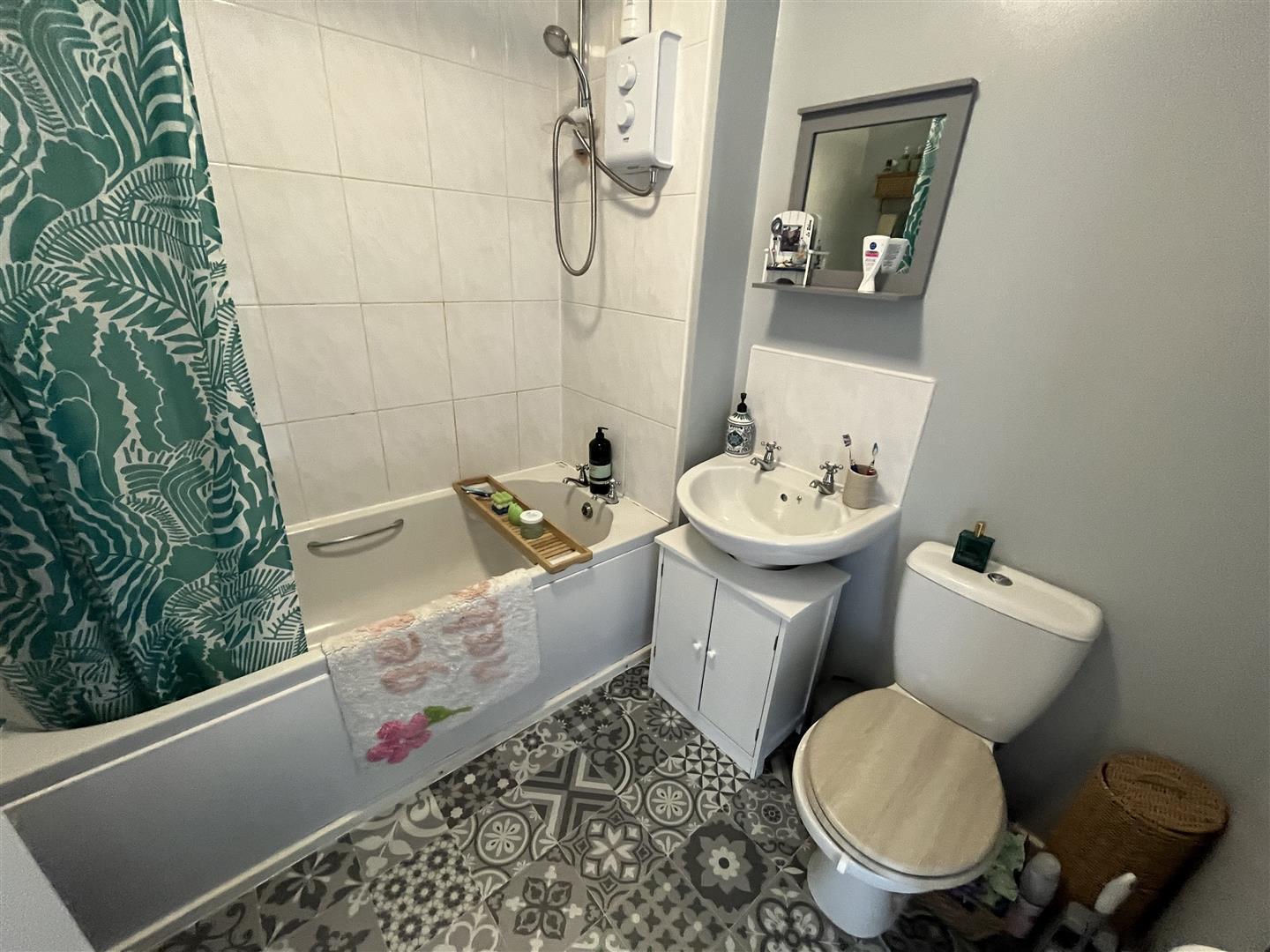 Flat Saredon Gardens in Coseley