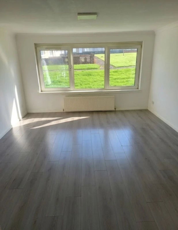 Room Ballantrae Road in Glasgow