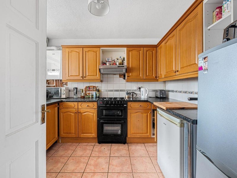 Room Pownall Road in Greater London