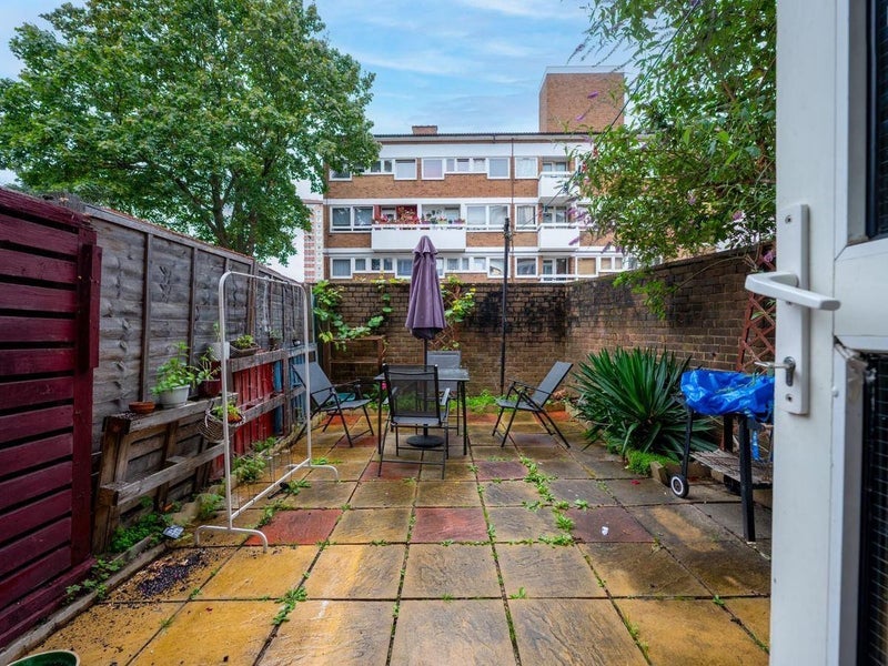Room Pownall Road in Greater London