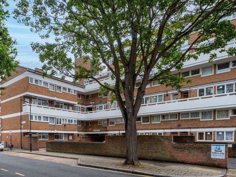 Room Pownall Road in Greater London