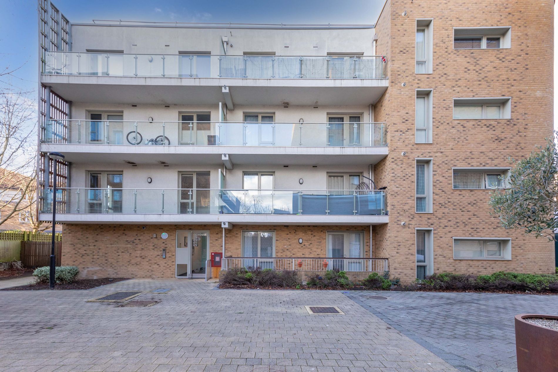 Flat Kidwells Close in Maidenhead
