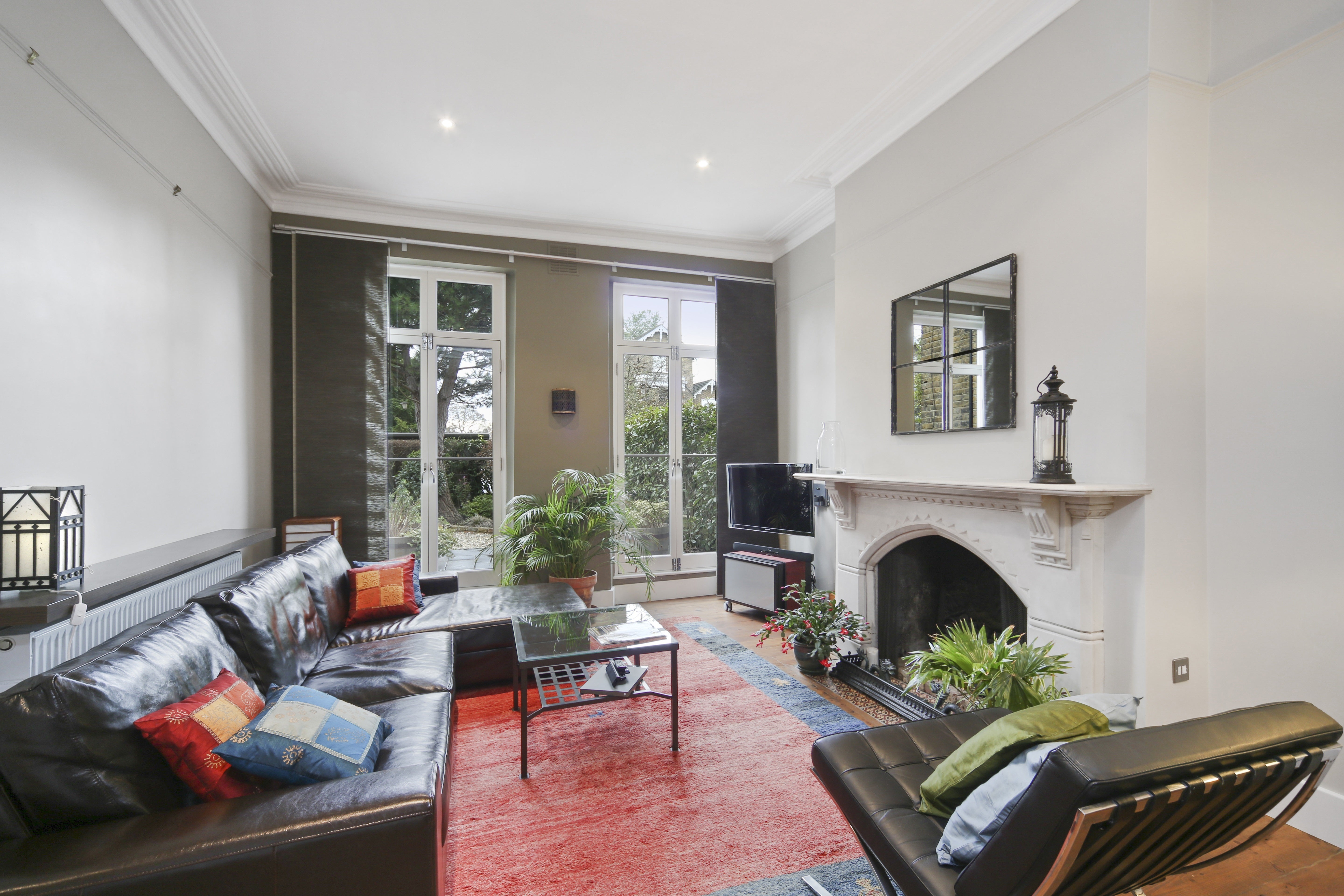 Flat Kew Gardens Road in Greater London