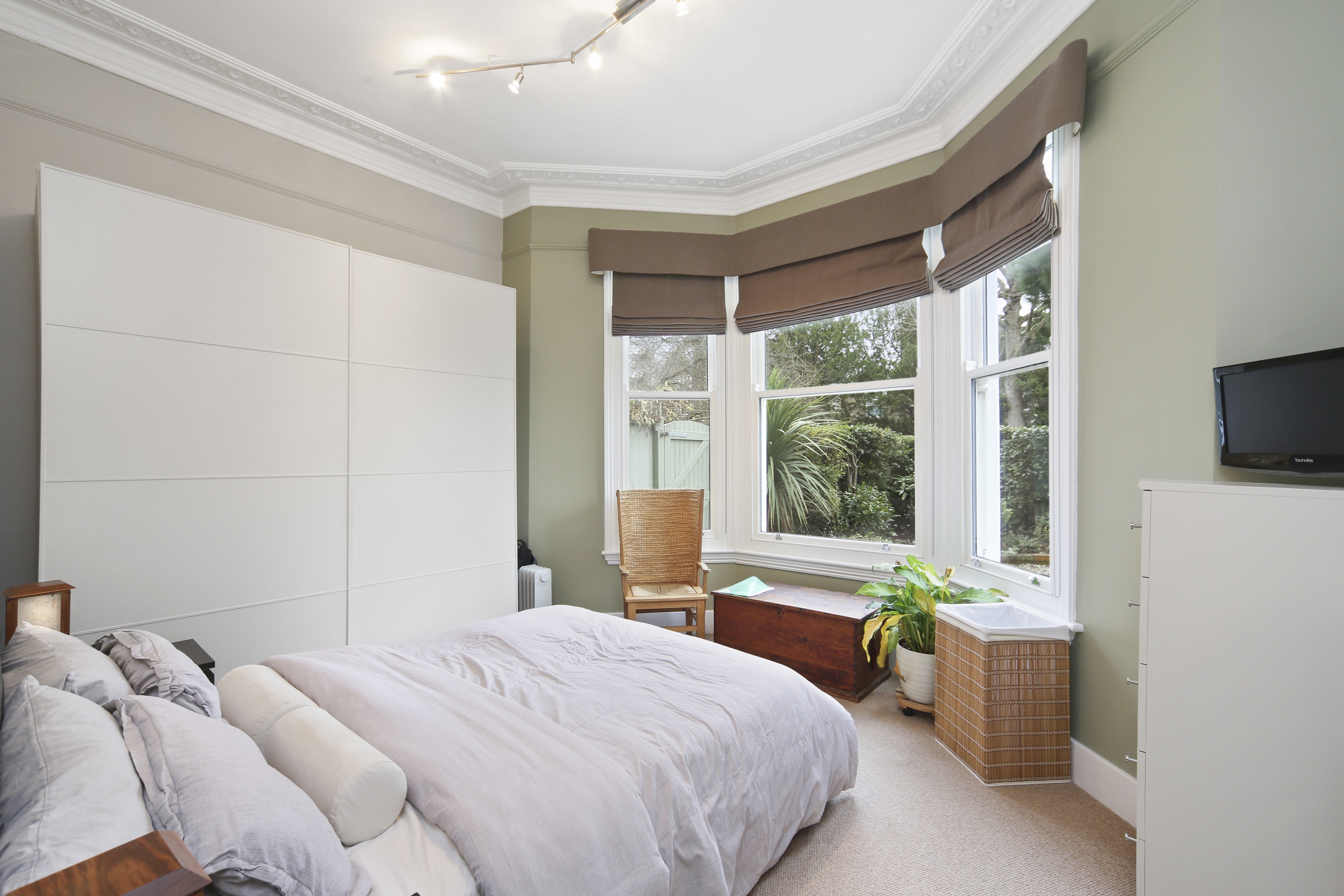 Flat Kew Gardens Road in Greater London
