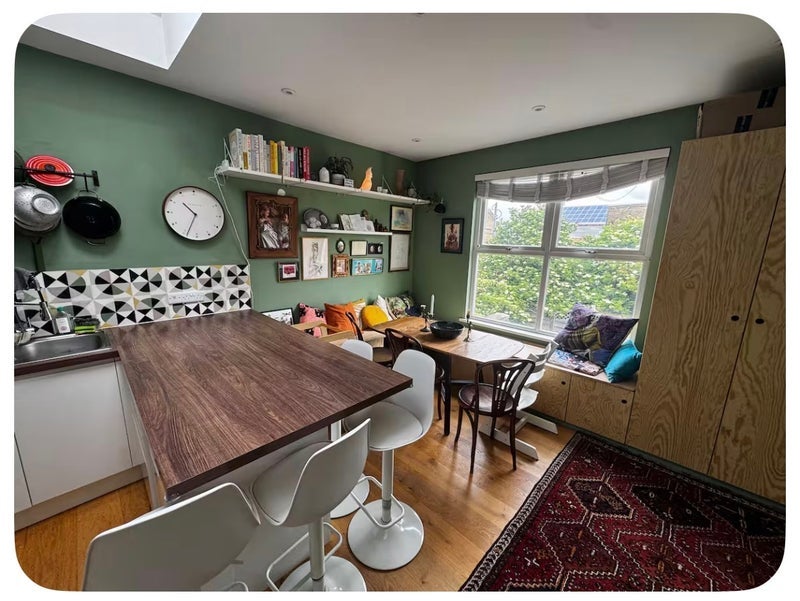 Room Dumbarton Road in Greater London