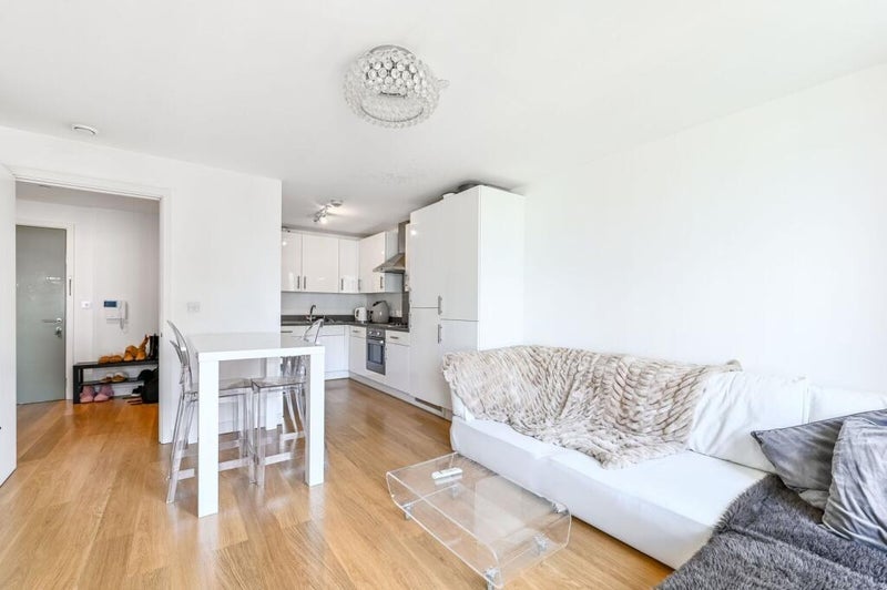 Room York Way in Greater London