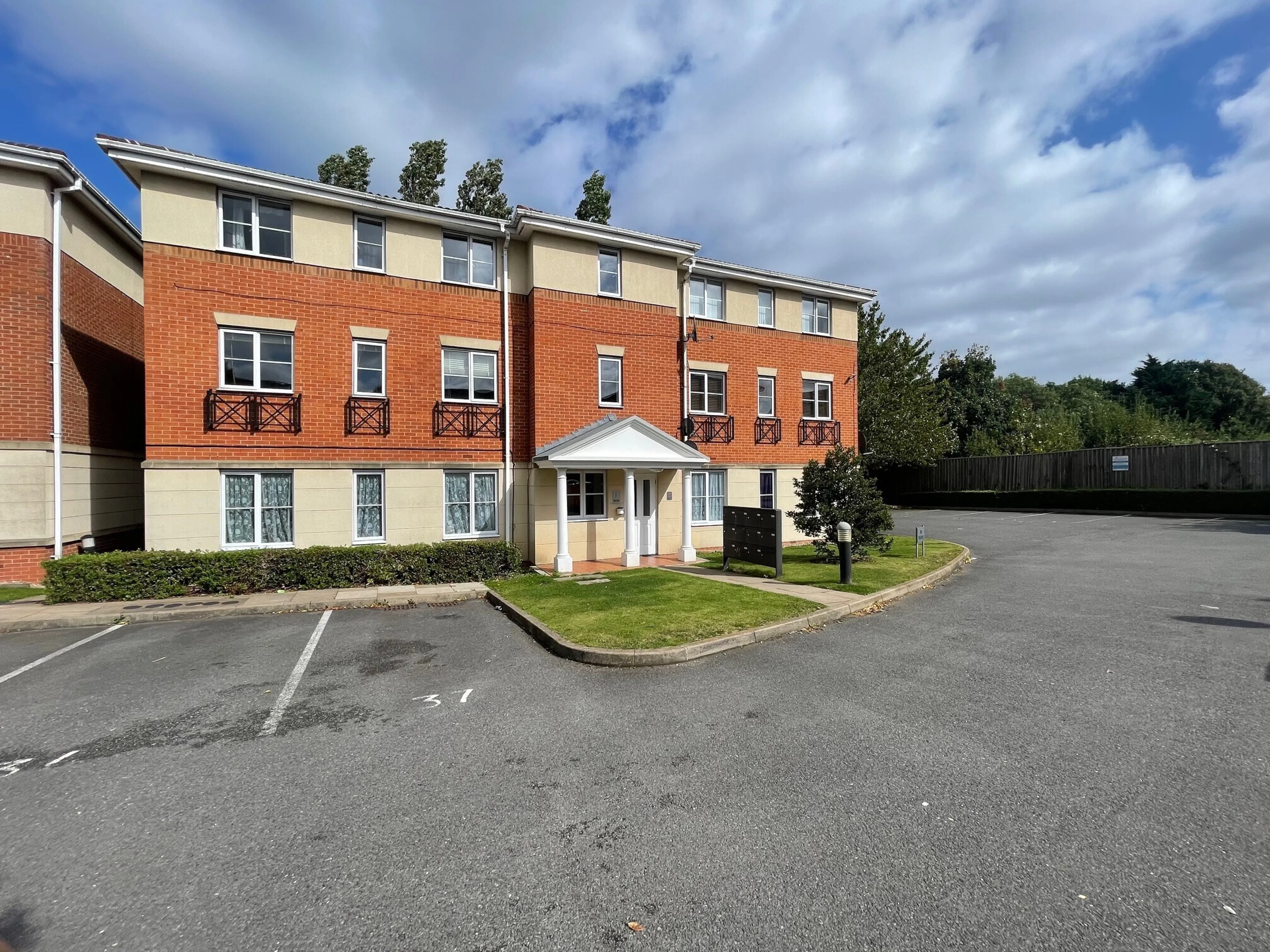 Flat Princess Gate in Sandwell