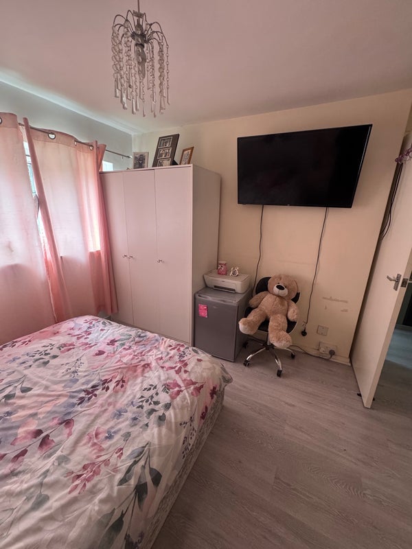 Room Hollybush Estate in Cardiff