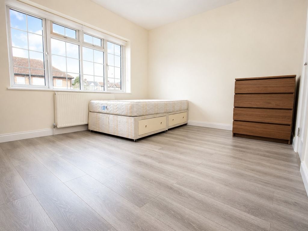 Room Summers Lane in Greater London