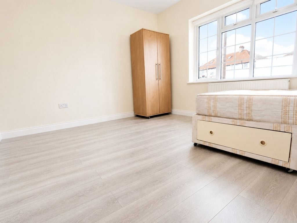Room Summers Lane in Greater London