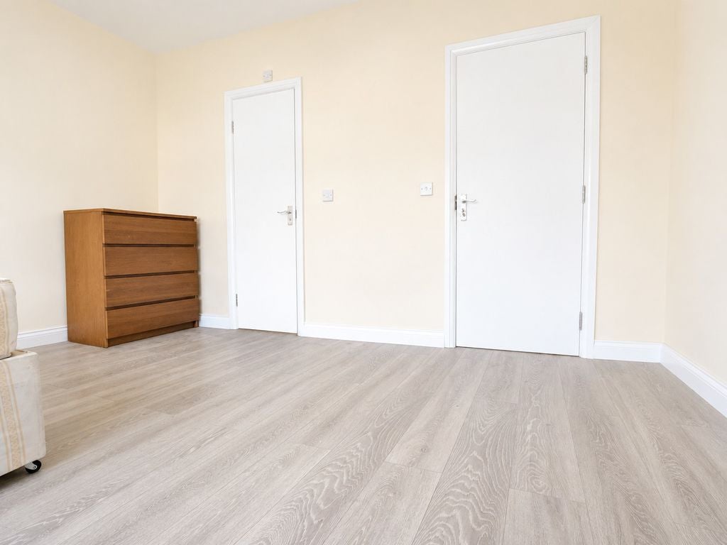 Room Summers Lane in Greater London