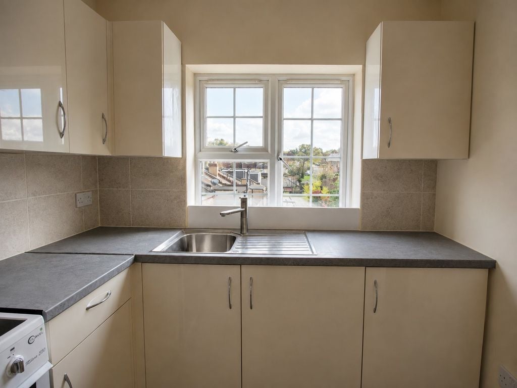 Room Summers Lane in Greater London
