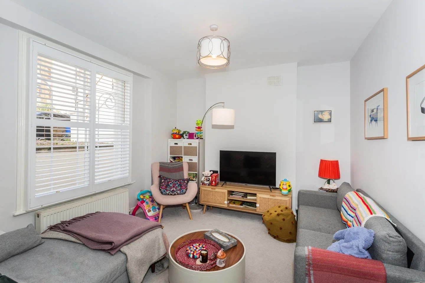 Flat Cleveland Road in Greater London
