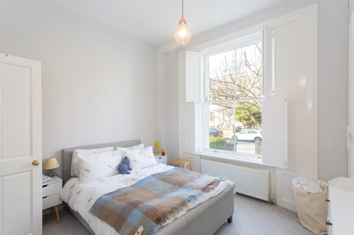 Flat Cleveland Road in Greater London