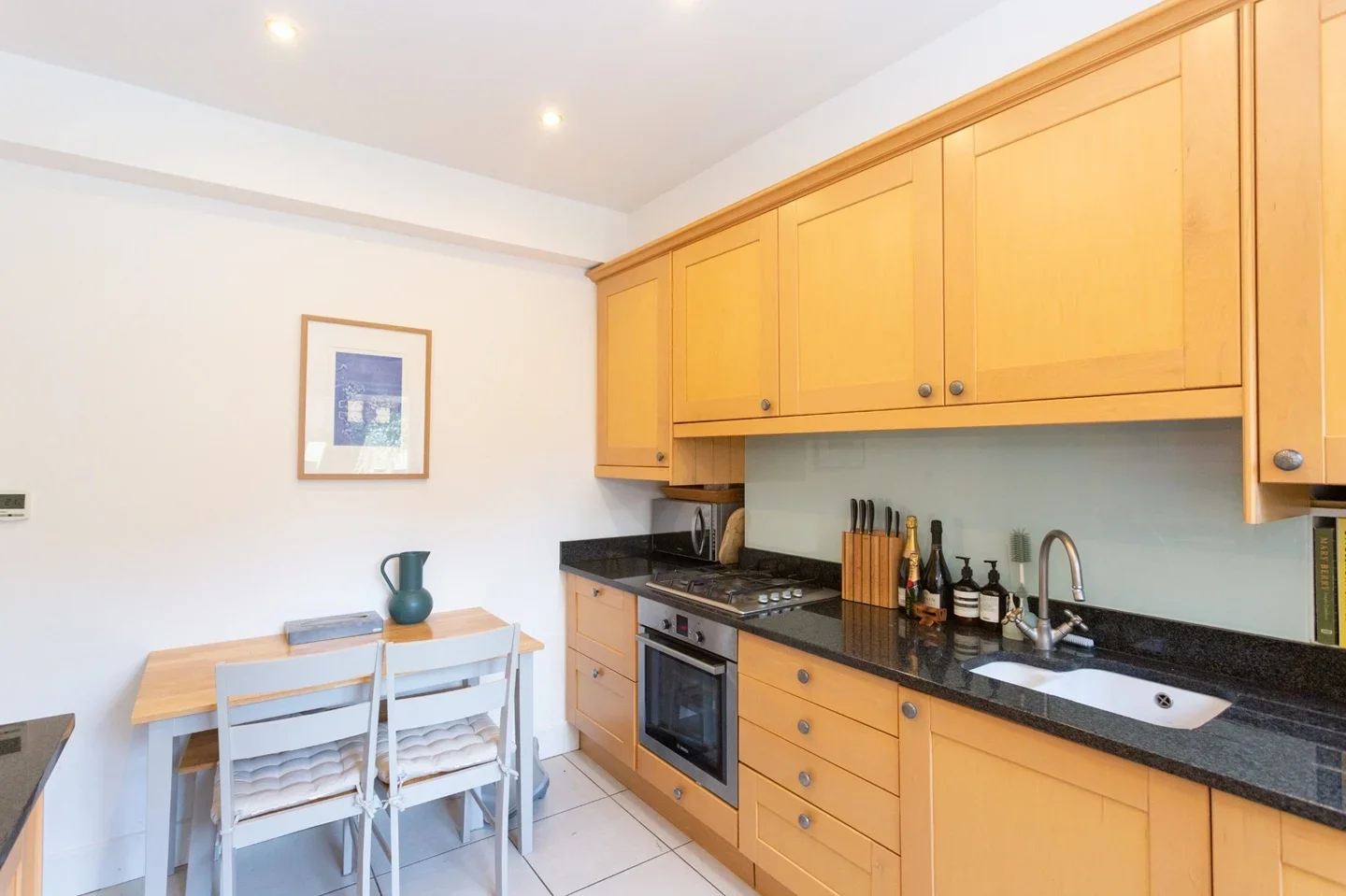 Flat Cleveland Road in Greater London