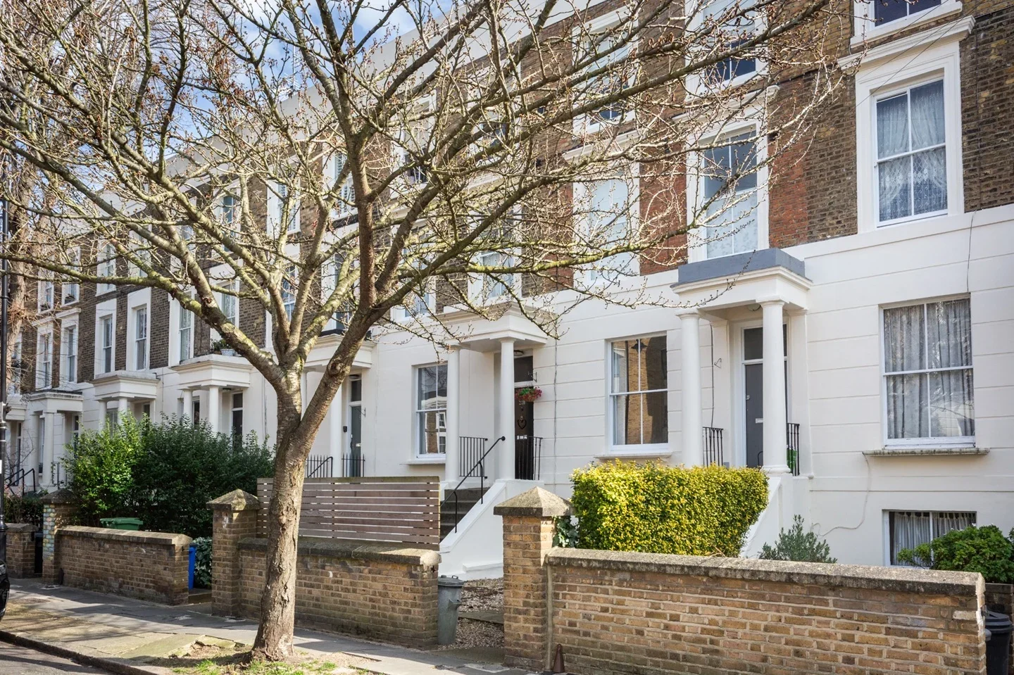 Flat Cleveland Road in Greater London