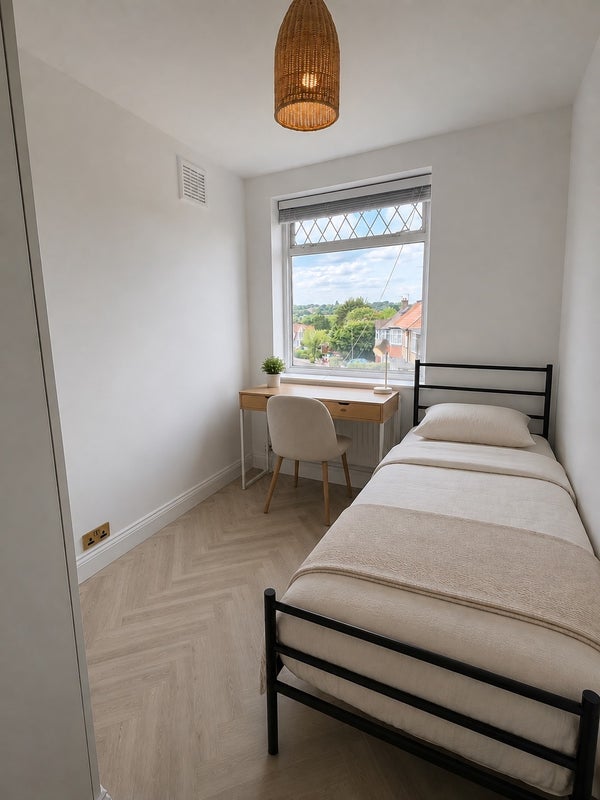 Room St. Margaret's Avenue in Greater London