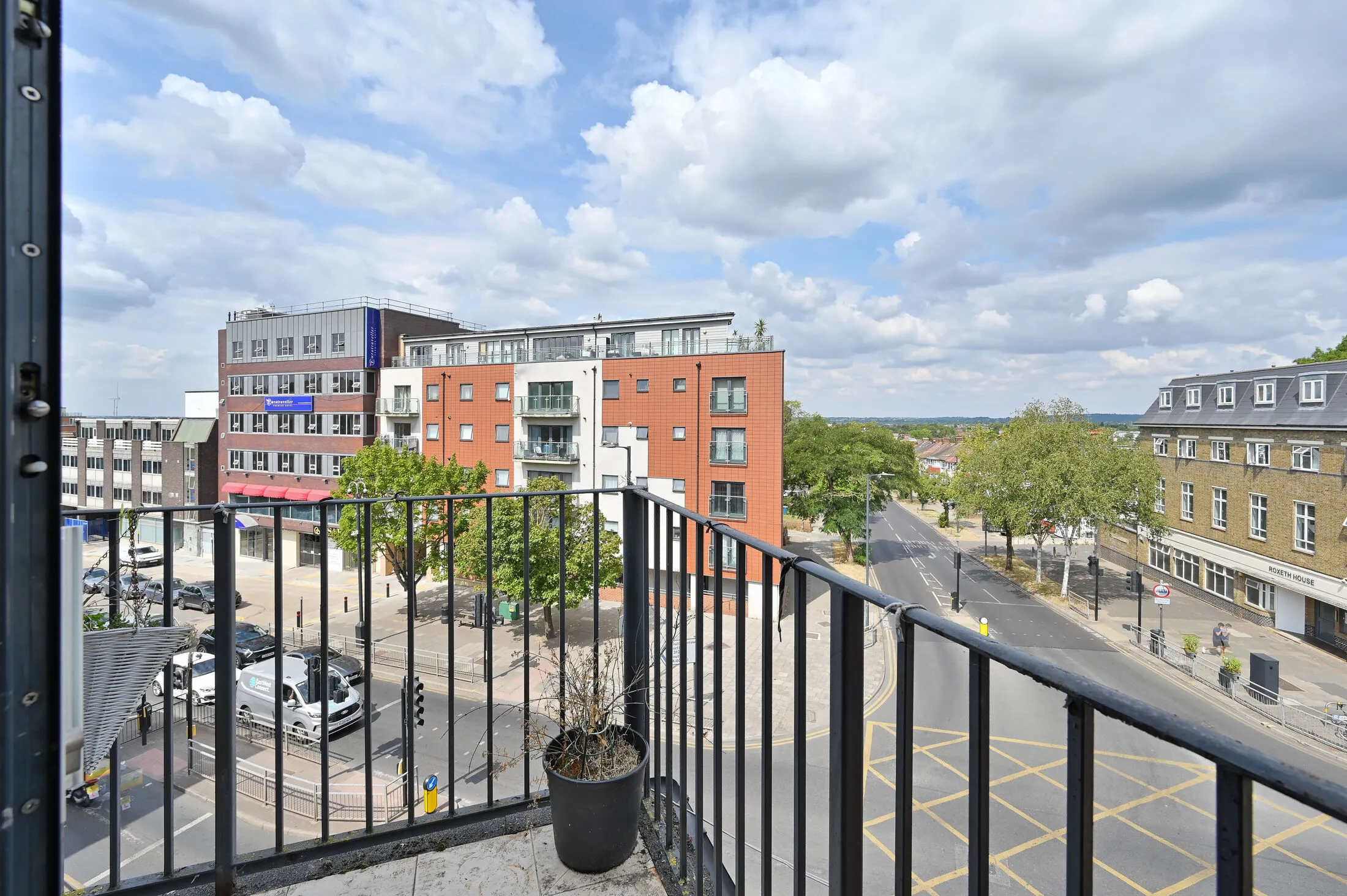 Flat Waldrons Yard in Greater London