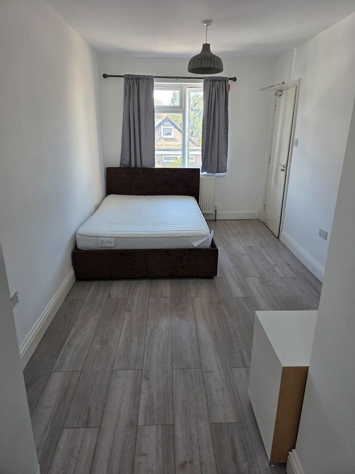 Room Warfield Road in Greater London