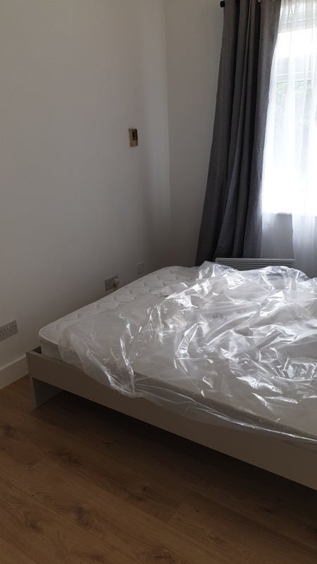 Flat Osborne Gardens in Greater London
