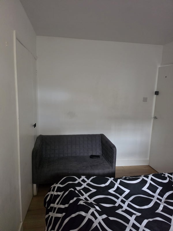Flat Osborne Gardens in Greater London