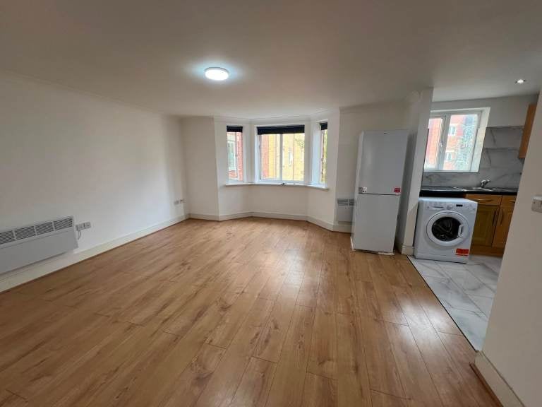 Flat Recreation Avenue in Greater London