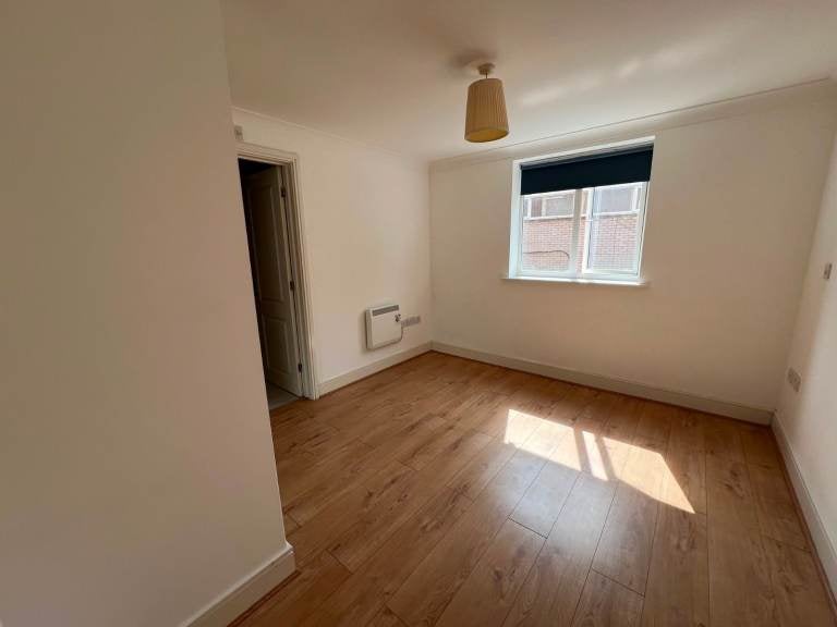 Flat Recreation Avenue in Greater London