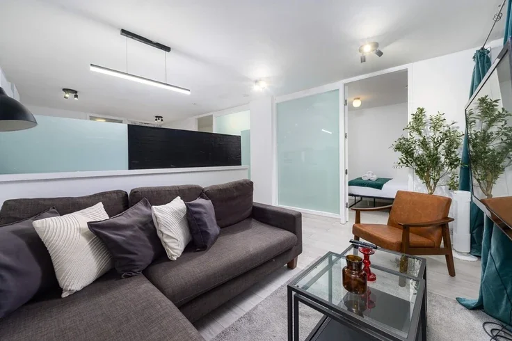 Flat Gee Street in Greater London